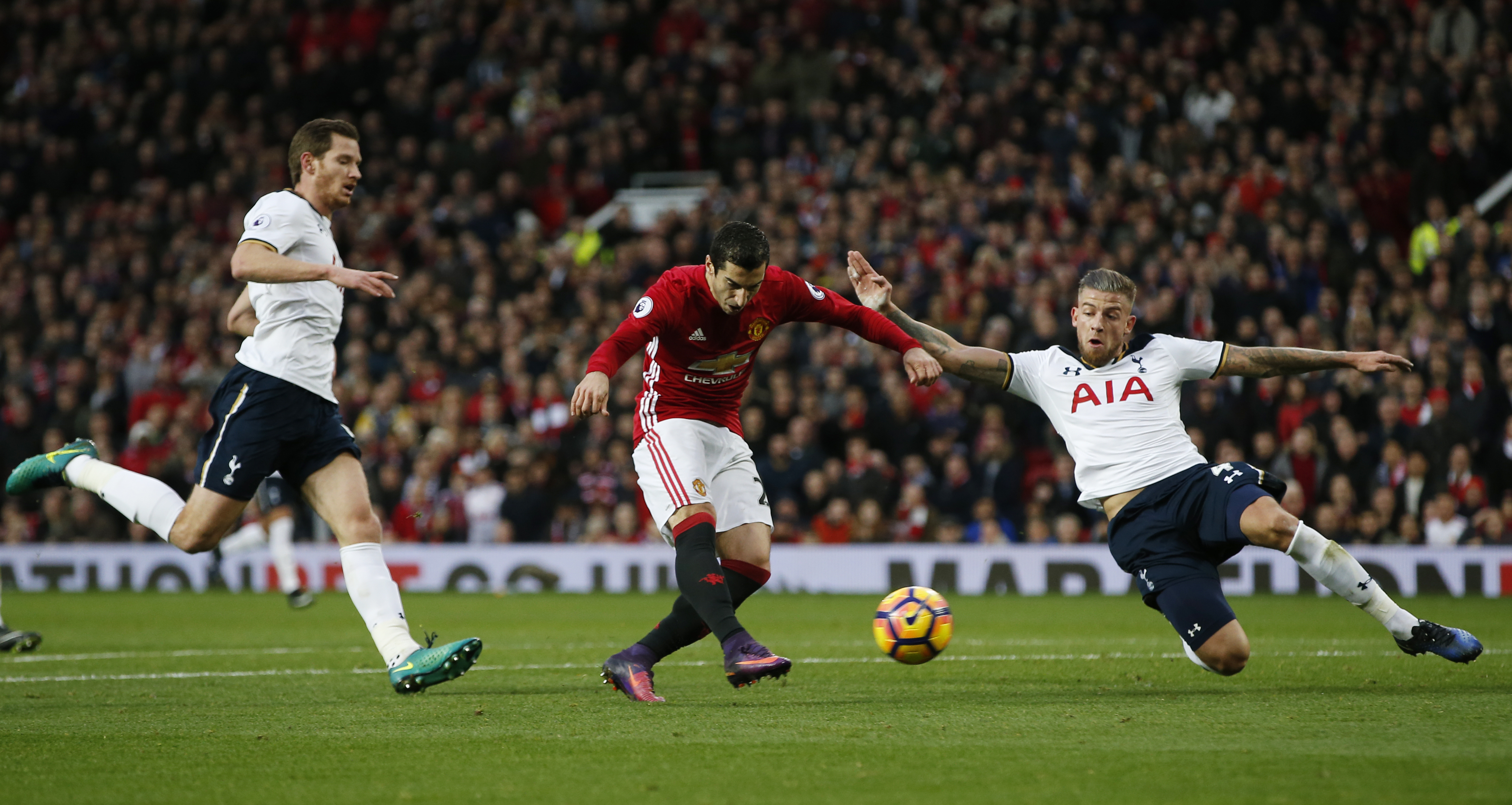 Mkhitaryan trở th&agrave;nh cầu thủ Armenia đầu ti&ecirc;n ghi b&agrave;n tại giải Ngoại hạng Anh