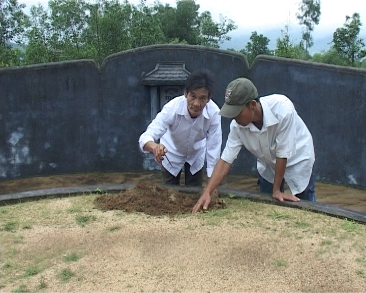 Lạ lùng chuyện hàng trăm ngôi mộ bị "đóng đinh"