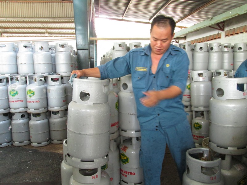 
C&aacute;c điều kiện kinh doanh qu&aacute; chi tiết, nặng về đầu tư cơ sở vật chất khiến DN gas lớn, nhỏ đều bức x&uacute;c. - Ảnh: NGỌC &Aacute;NH
