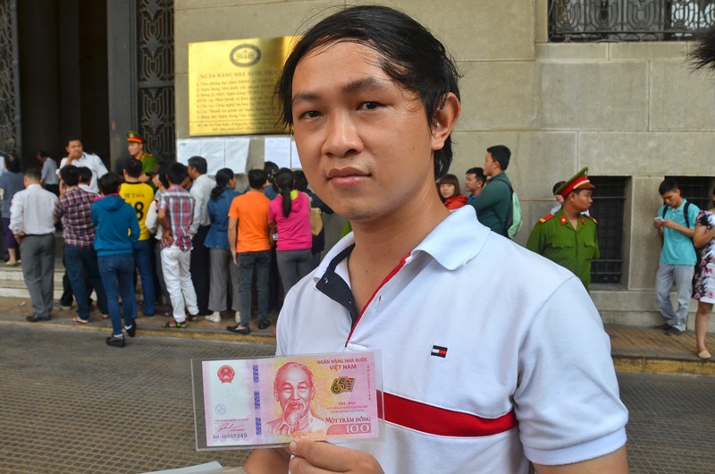 Lộn xộn trong ngày đầu bán tiền lưu niệm ở TP HCM
