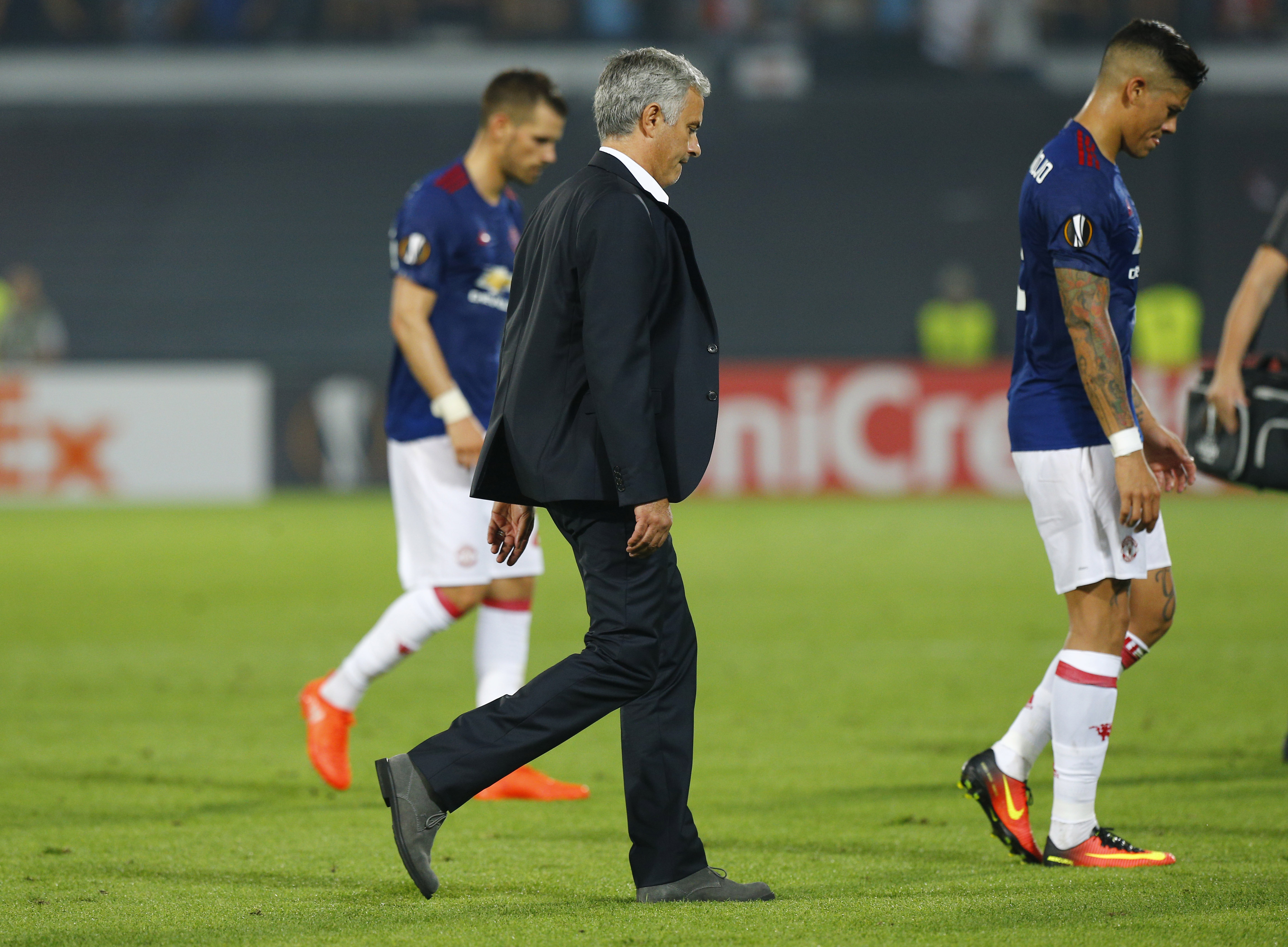Tuần lễ trăng mật của HLV Mourinho v&agrave; M.U đ&atilde; kh&eacute;p lại, cả h&agrave;nh tr&igrave;nh kh&oacute; khăn đang chờ đợi cả hai sau khi bộc lộ nhiều vấn đề chưa thể khắc phục