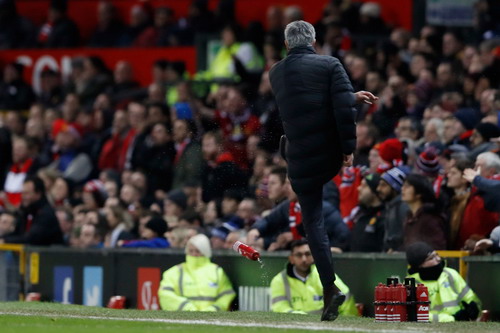Jose Mourinho đá tung chai nước ở trận đấu với West Ham
