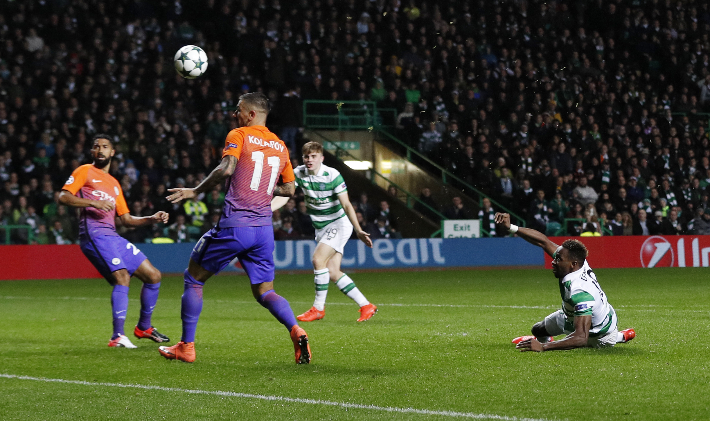 Moussa Dembele có một ngày khiến hàng thủ Man City vất vả