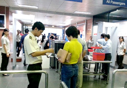 "Độc chiêu" đi máy bay bằng giấy tờ giả theo đúng tên trong vé