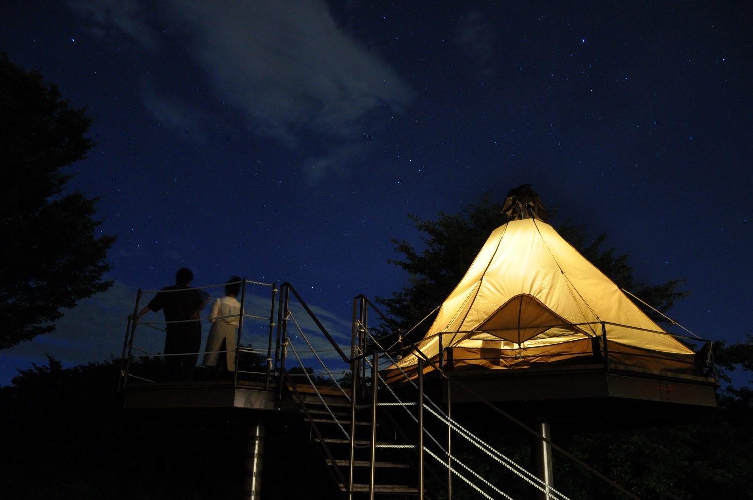 Du khách trải nghiệm Glamping Camping và ngắm sao trời