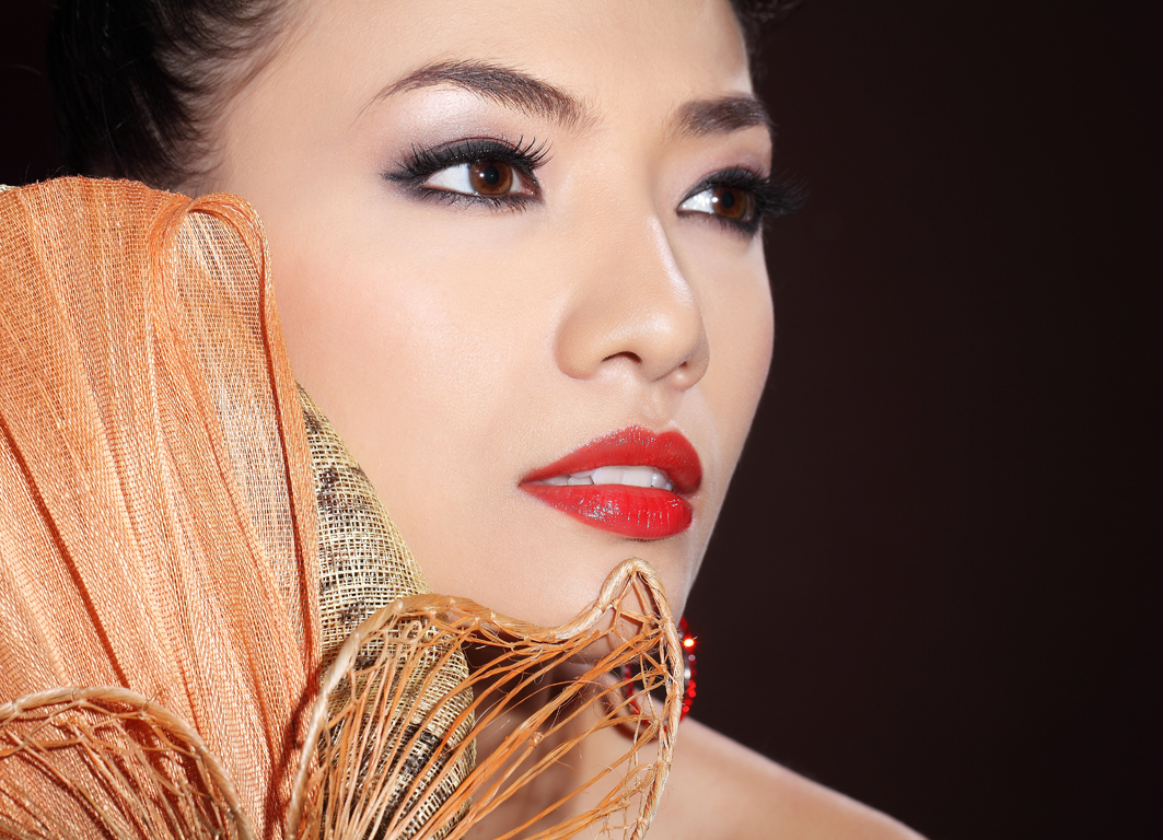 Tina Tình đưa bức xúc về "Mặt nạ máu" của mình vào âm nhạc