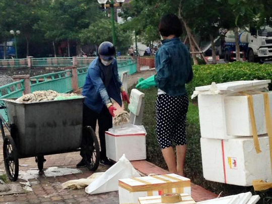 Nghi đôi nam nữ đóng thùng xốp đưa cá chết hồ Tây đi tiêu thụ