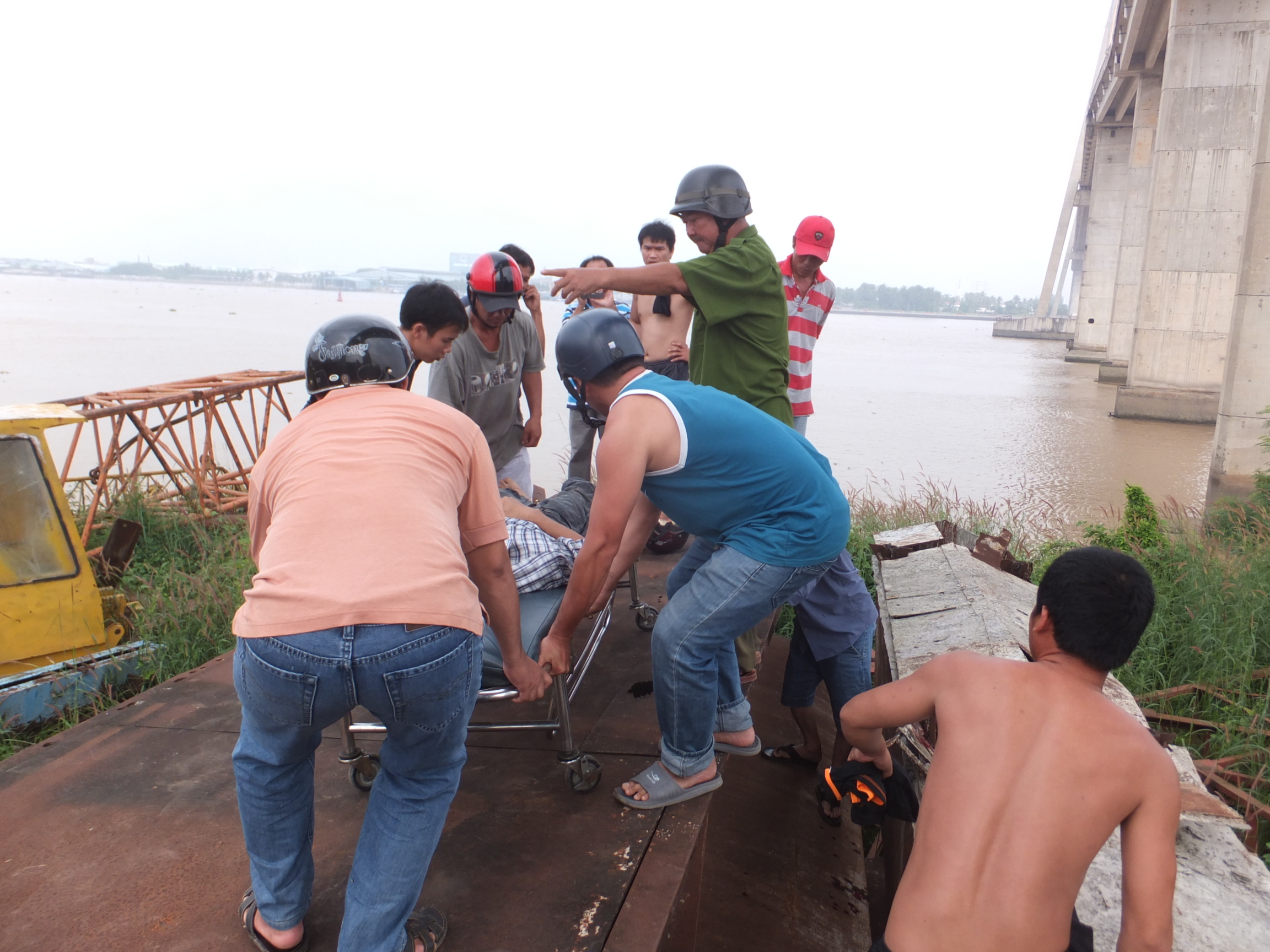 
Anh Trường được đưa đi cấp cứu trong t&igrave;nh trạng chấn thương nặng
