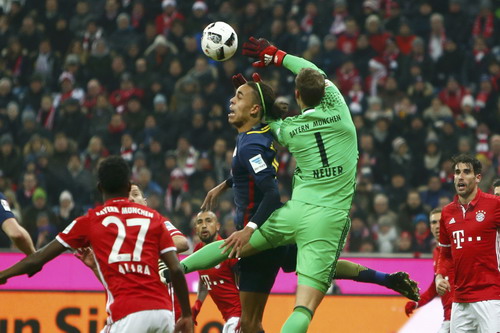 Thủ thành Neuer tranh chấp bóng với Yussuf Poulsen của Leipzig