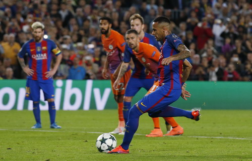 Neymar đ&aacute; hỏng phạt đền nhưng ghi b&agrave;n 2 ph&uacute;t sau đ&oacute;