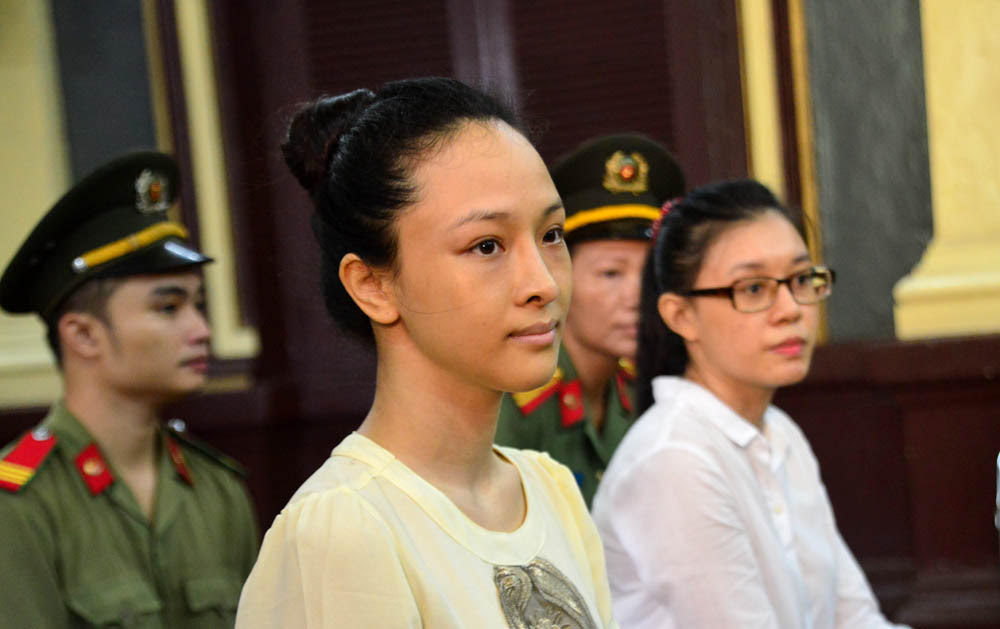 Trương Hồ Phương Nga v&agrave; Nguyễn Đức Th&ugrave;y Dung tại t&ograve;a
