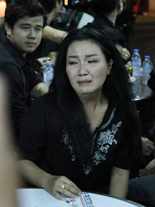 Nghệ sĩ Ngân Quỳnh không cầm được nước mắt