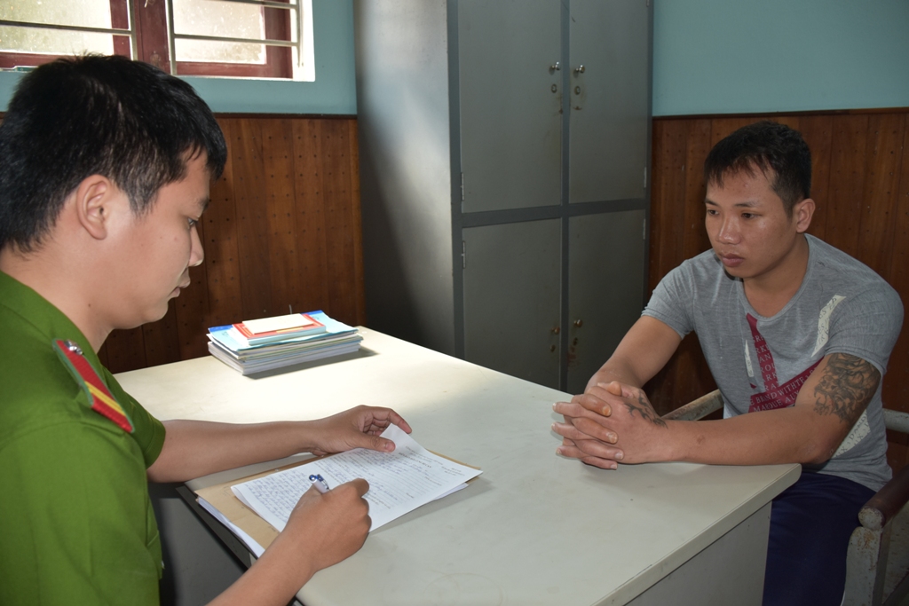 Ngáo đá, ôm bình gas cướp tài sản.