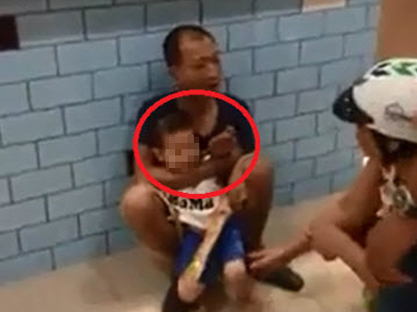 Thanh niên nghi “ngáo đá” khống chế bé trai trong siêu thị