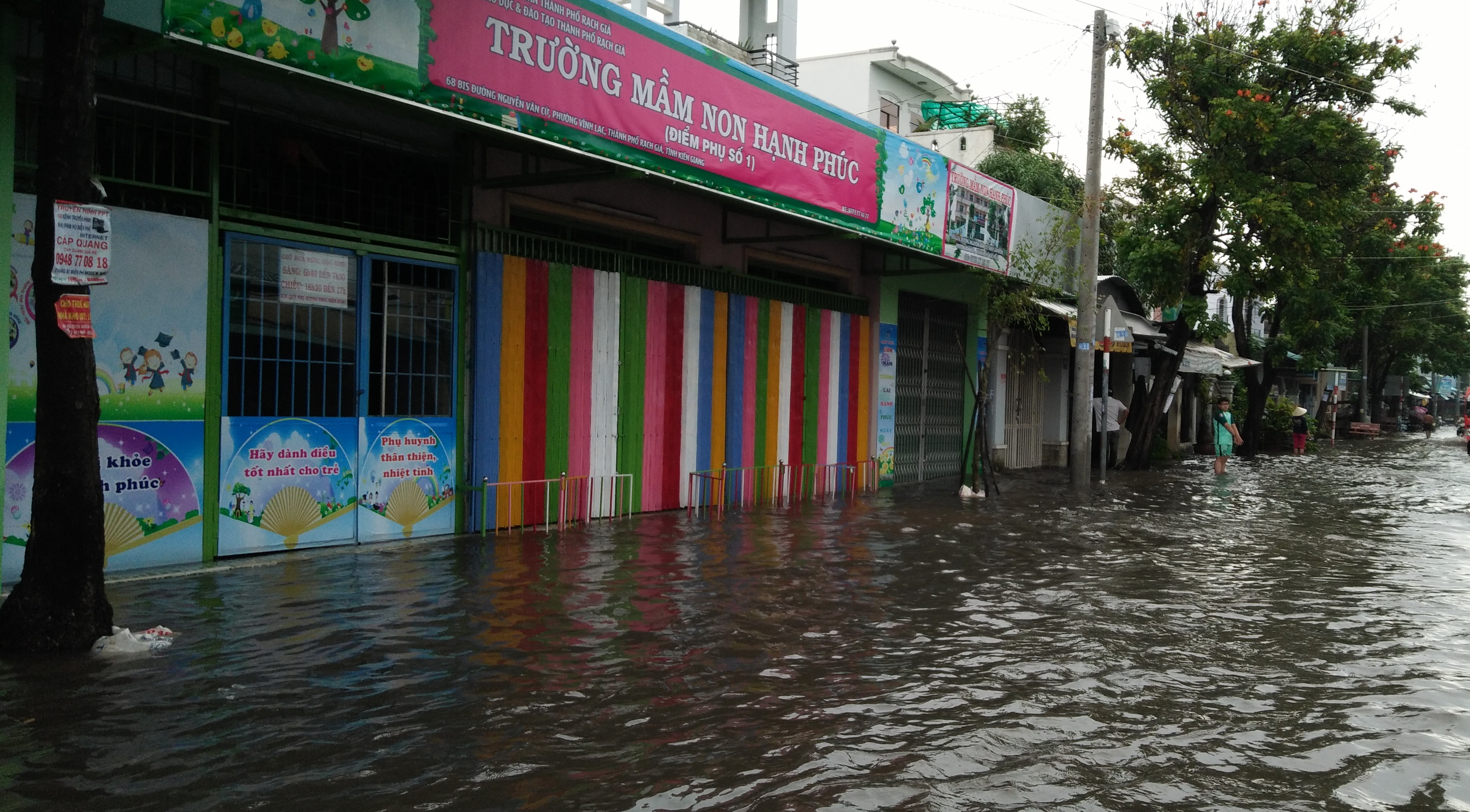 Một điểm trường mẫu gi&aacute;o tr&ecirc;n đường Nguyễn Văn Cừ cũng bị ngập s&acirc;u.
