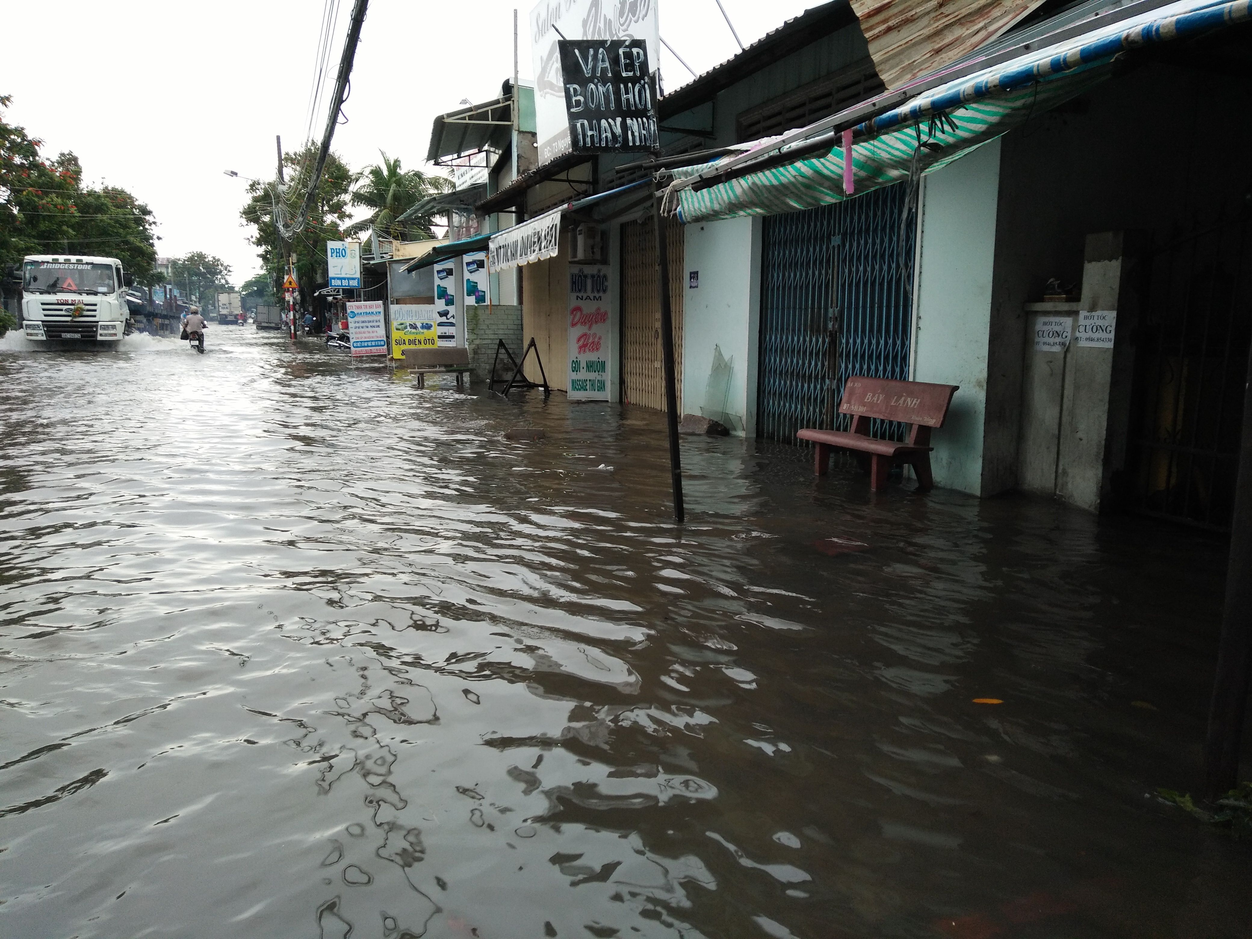 
Người d&acirc;n khốn đốn v&igrave; nước đ&atilde; tr&agrave;n v&agrave;o nh&agrave;.
