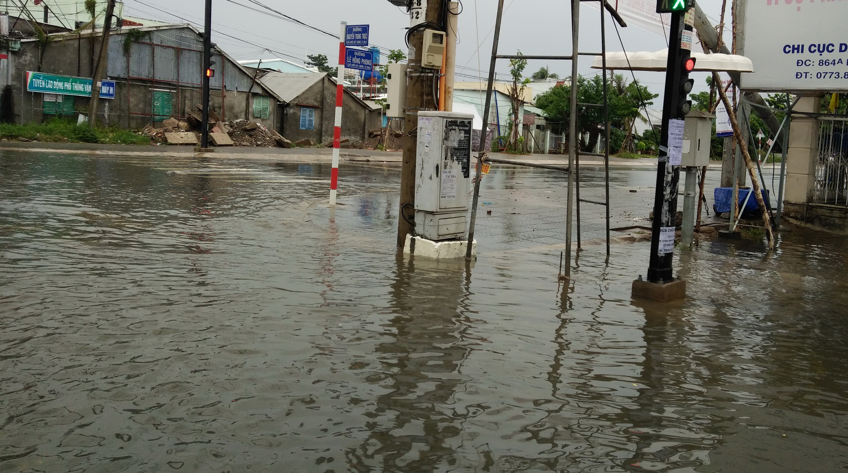 
C&aacute;c tủ điều khiển điện năng như thế n&agrave;y rất dễ bị r&ograve; điện v&agrave; nguy hiểm cho những ai đứng gần hoặc chạm tay v&agrave;o.
