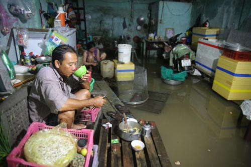 Kẹt xe và ngập nước nếu không được giải quyết thì TP HCM khó bảo đảm mục tiêu phát triển đã đề ra. Ảnh: hoàng Triều
