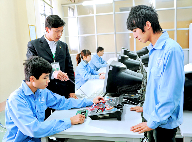 Sao phải đóng phí học nghề?