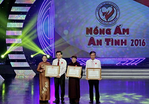 Gần 20 năm đem lại ánh sáng cho 500.000 người mù nghèo