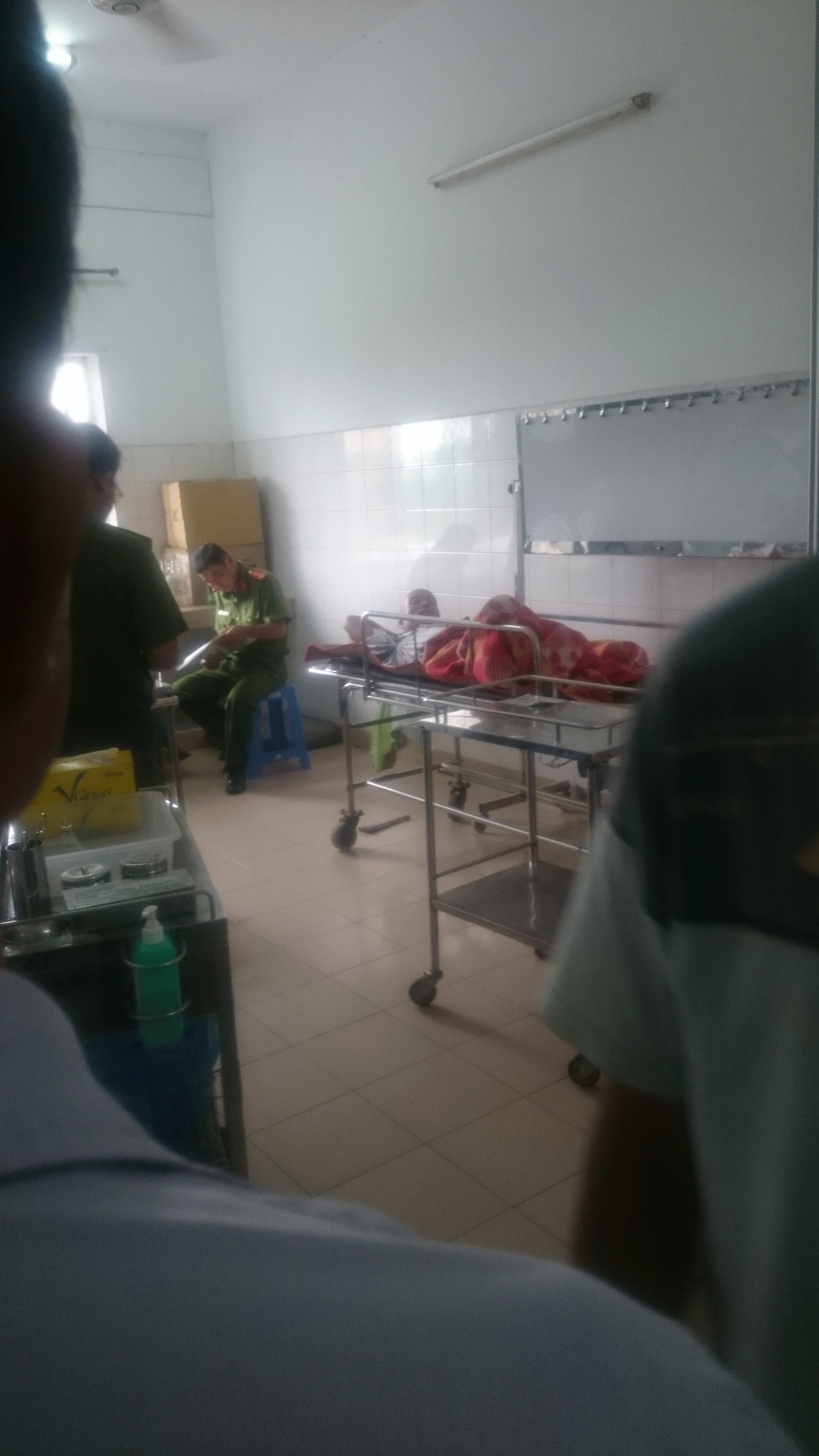 Nghi phạm được công an giám sát 24/24 tại bệnh viện