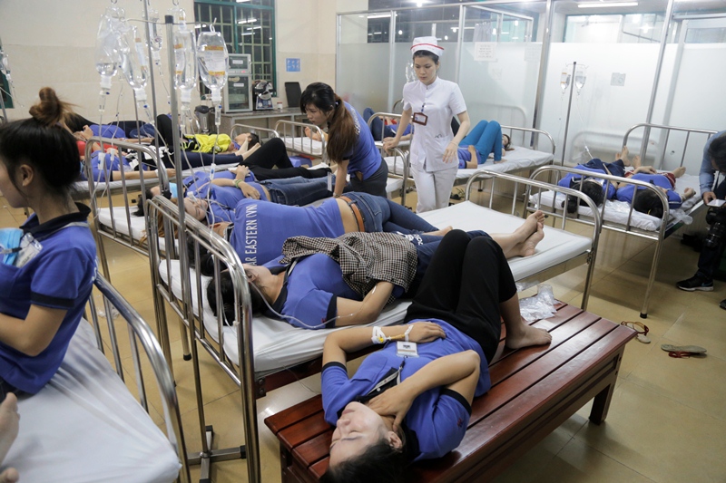 Quá đông người đượ cấp cứu nên phải nằm giường đôi