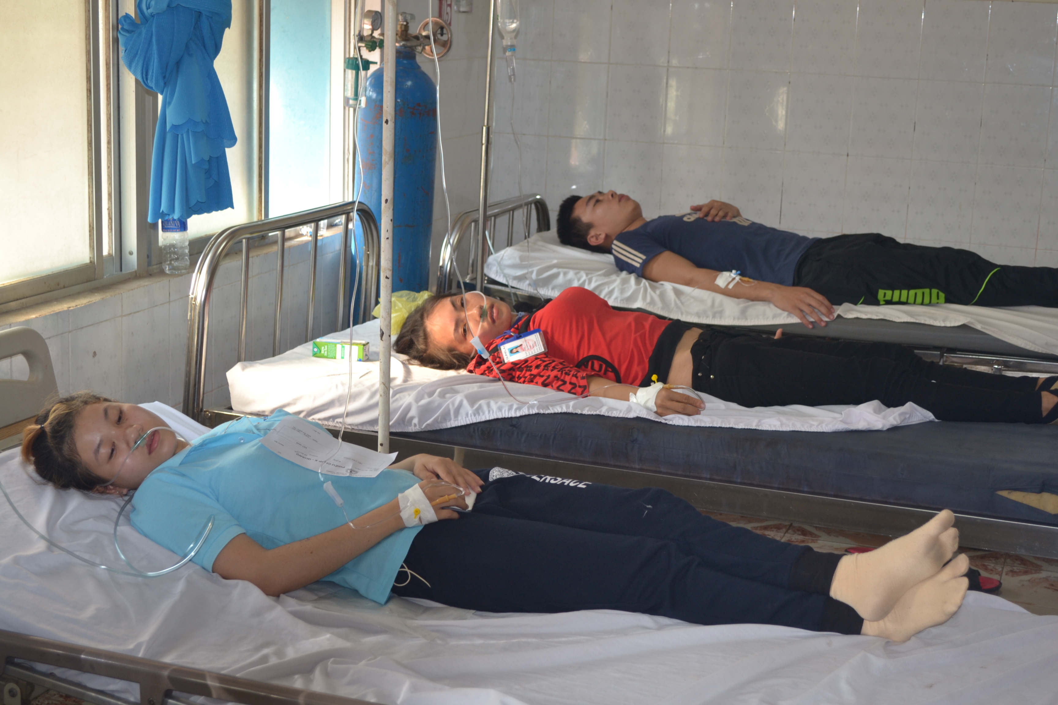 Sau bữa ăn trưa, 182 công nhân phải vào bệnh viện
