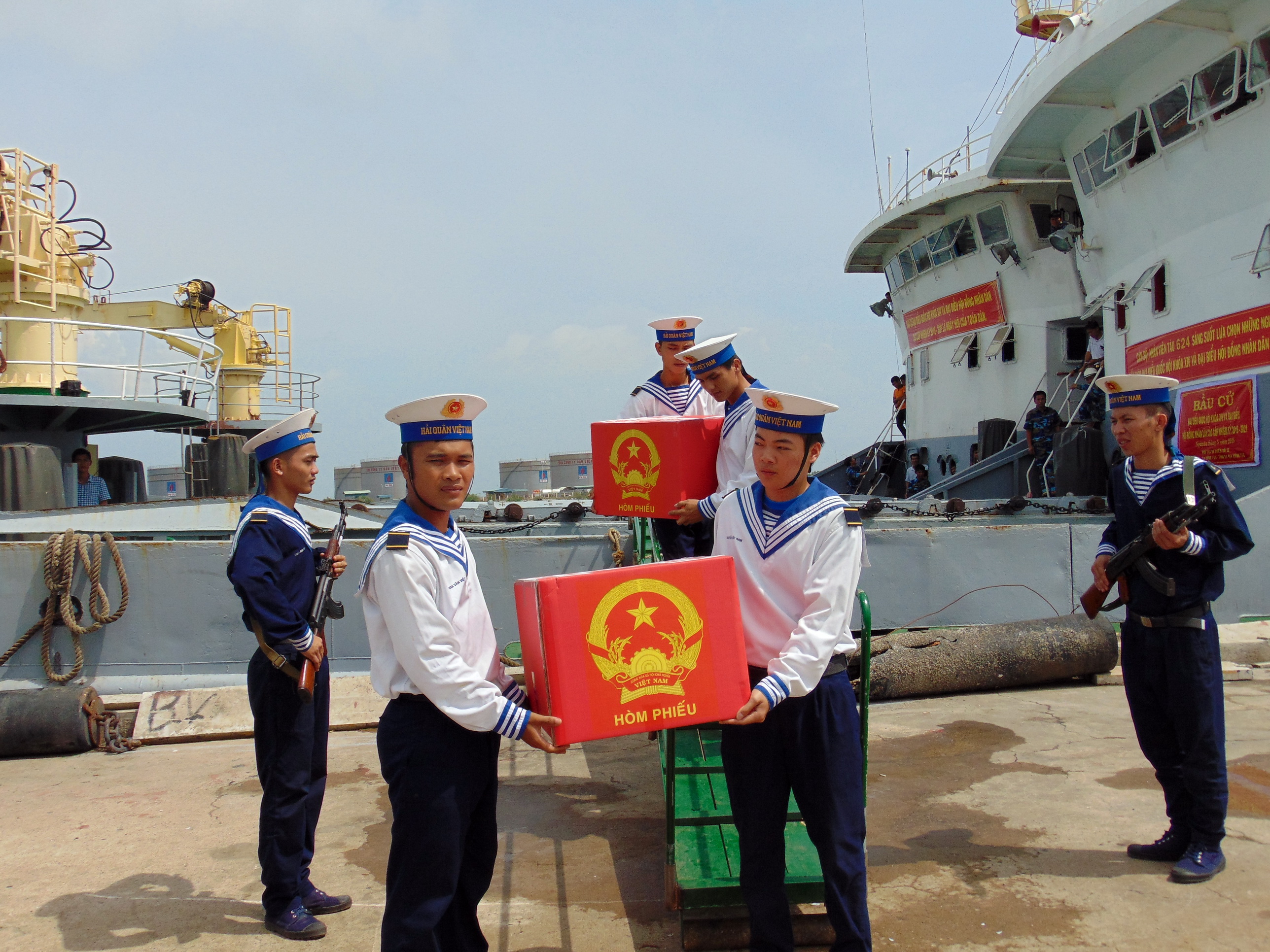 Những thùng phiếu đã bầu đầu tiên về đến đất liền