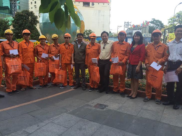 Động viên y - bác sĩ và công nhân vệ sinh làm việc trong đêm giao thừa