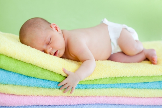 Nằm sấp giúp trẻ sơ sinh phát triển tối ưu thị giác và não bộ