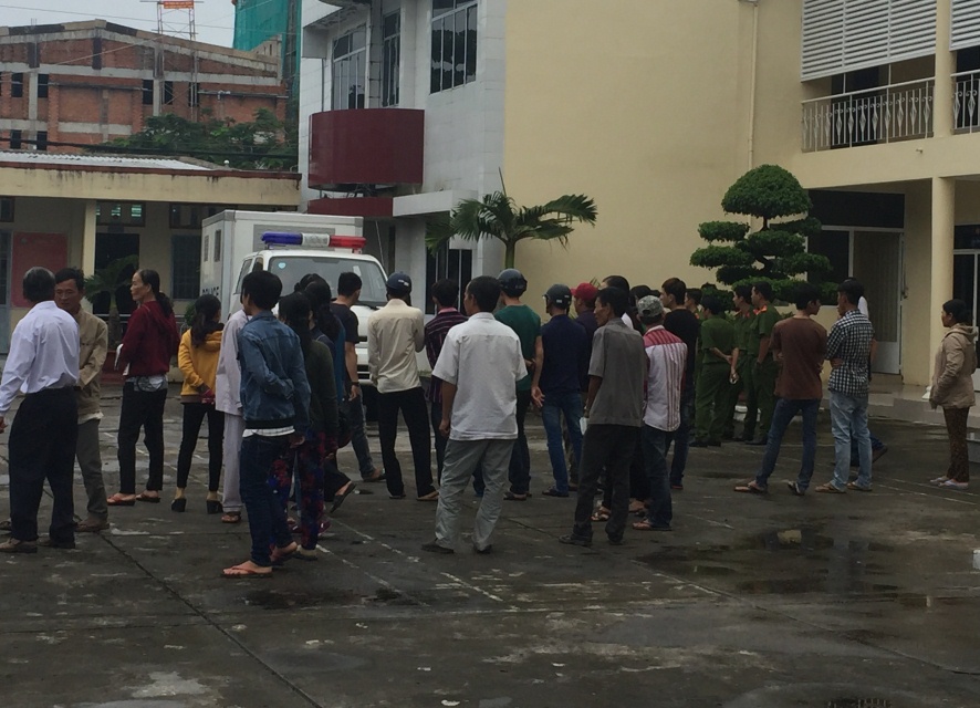 
Người th&acirc;n ngậm ng&ugrave;i tiễn c&aacute;c bị c&aacute;o về nơi tiếp tục giam giữ để điều tra lại

