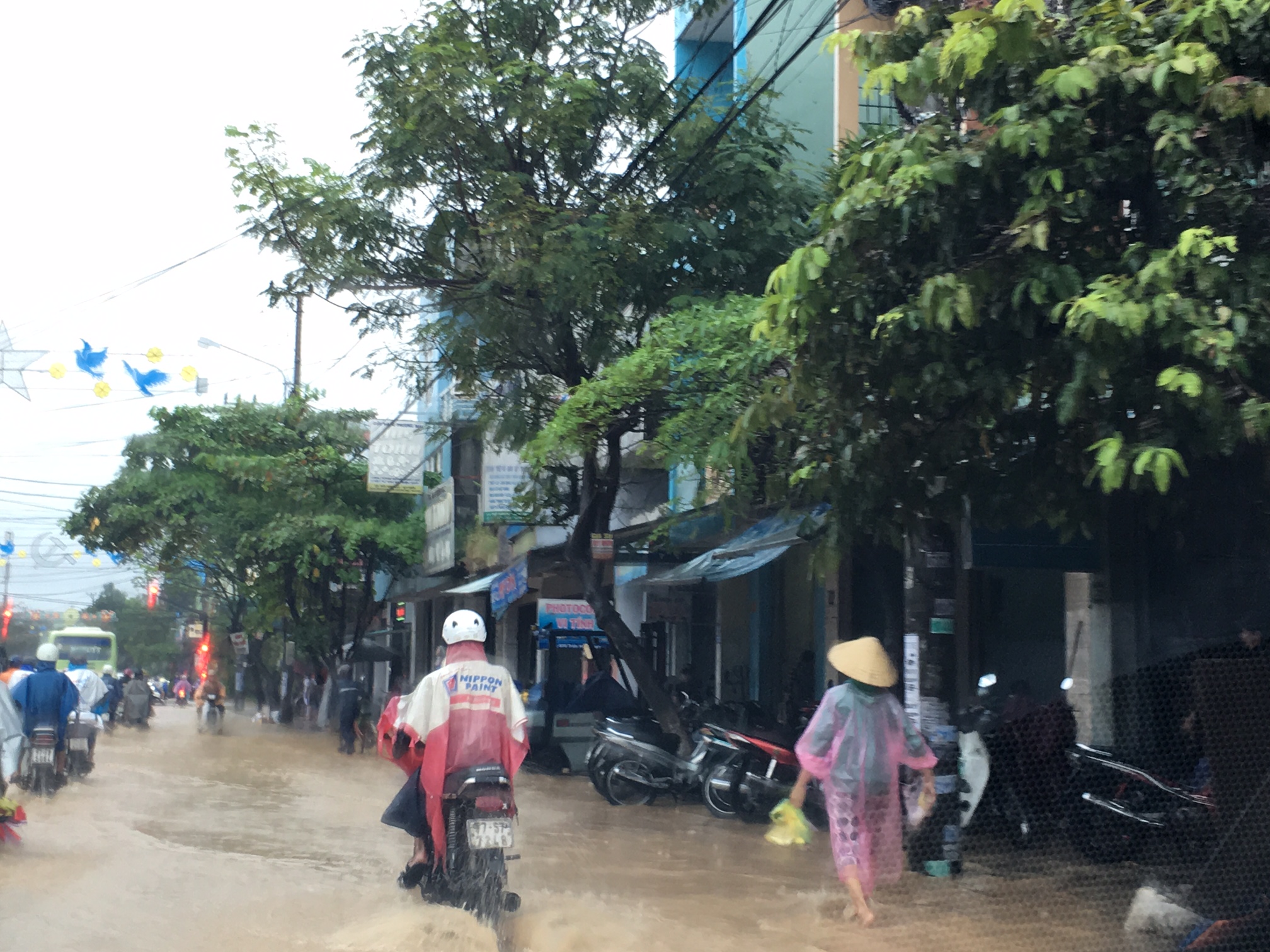 Dừng ngay các cuộc họp để ứng phó với mưa lũ