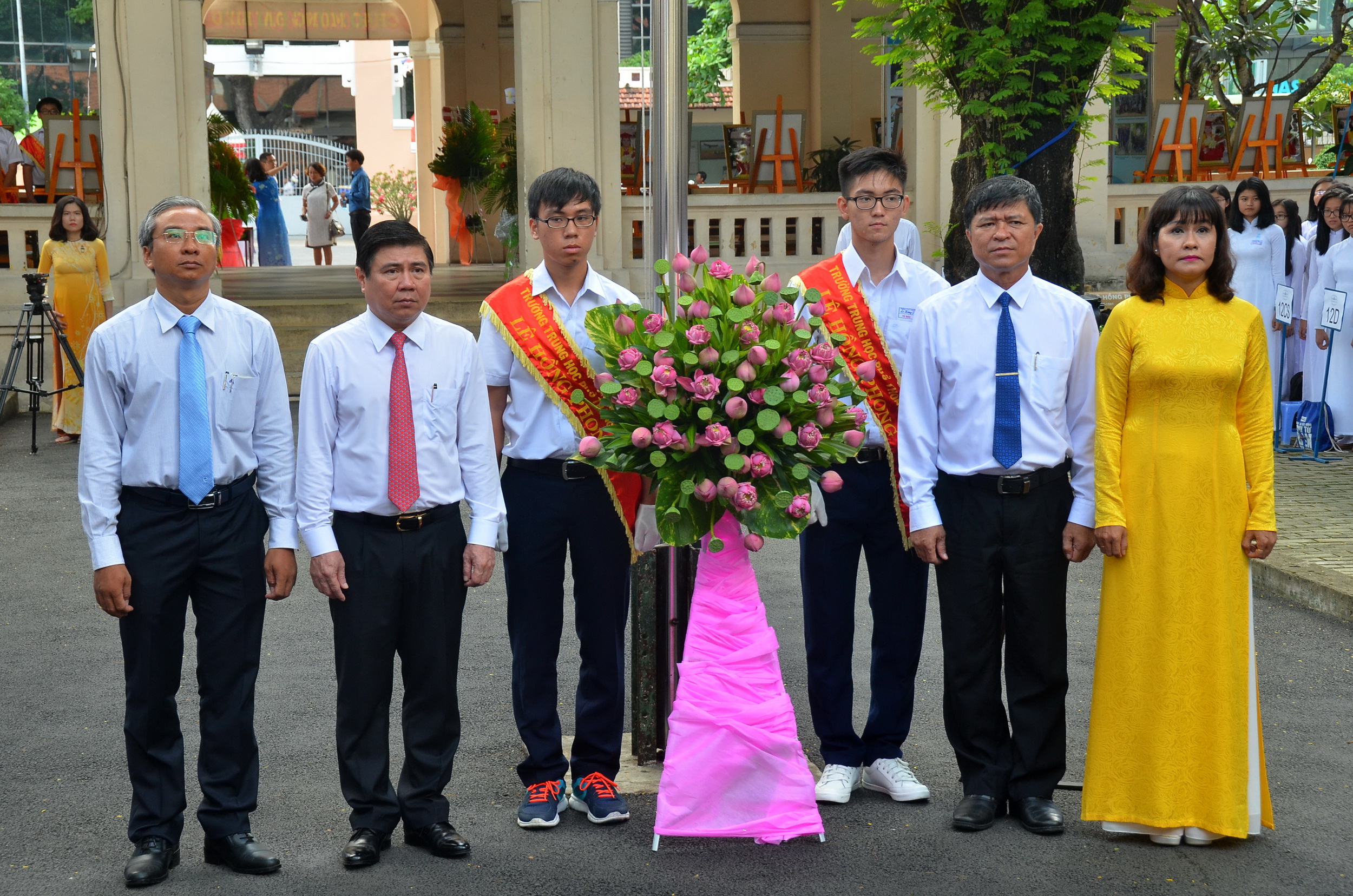 Chủ tịch UBND TPHCM Nguyễn Thành Phong cùng lãnh đạo nhà trường dâng hoa tượng đài Lê Hồng Phong