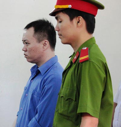 Hai “đạo diễn” Tăng (hình trên) và Hải thuật lại quá trình làm giả giấy tờ chiếm đoạt tiền tỉ