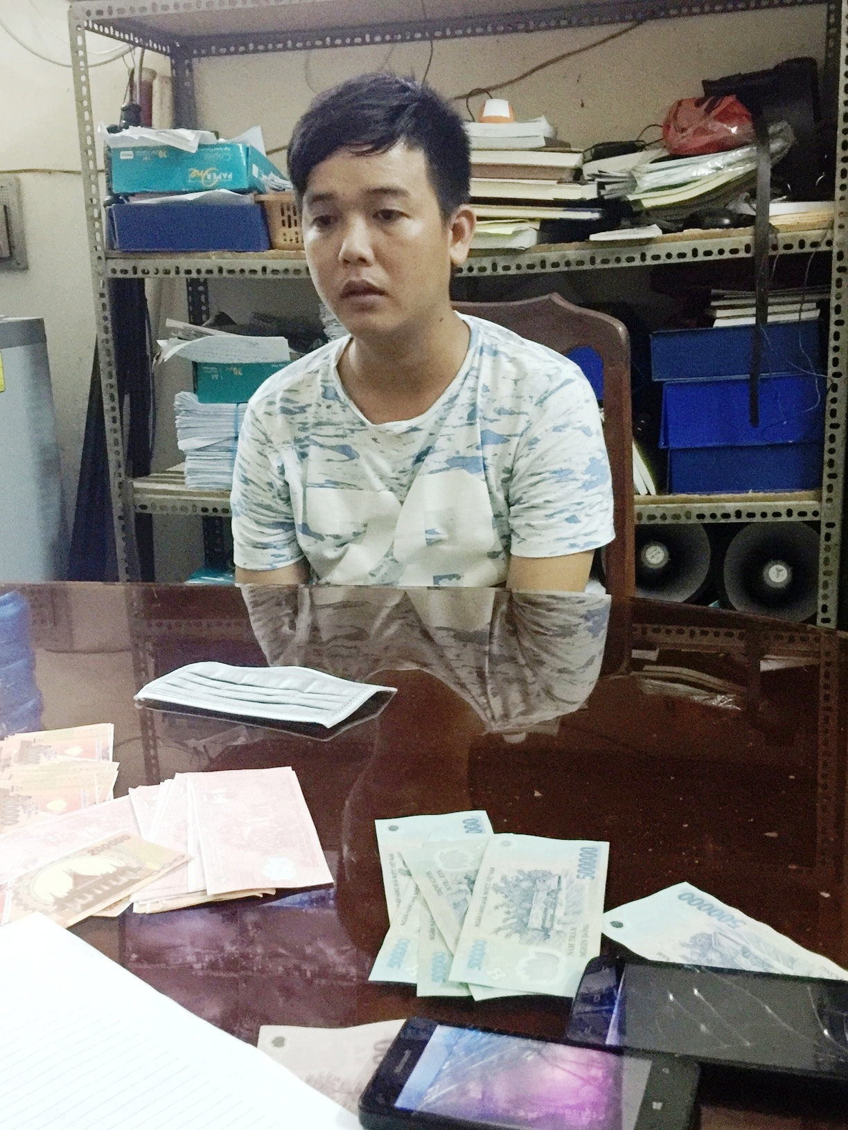 Đang lừa đổi tiền…âm phủ lấy tiền thật, gặp công an