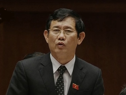 
Đại biểu Nguyễn Ngọc Phương (Quảng B&igrave;nh) chất vấn Bộ trưởng TN-MT Trần Hồng H&agrave; - Ảnh chụp qua m&agrave;n h&igrave;nh
