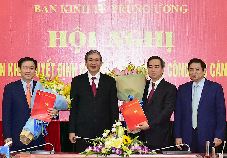 Nguyên Thống đốc Nguyễn Văn Bình làm Trưởng Ban Kinh tế