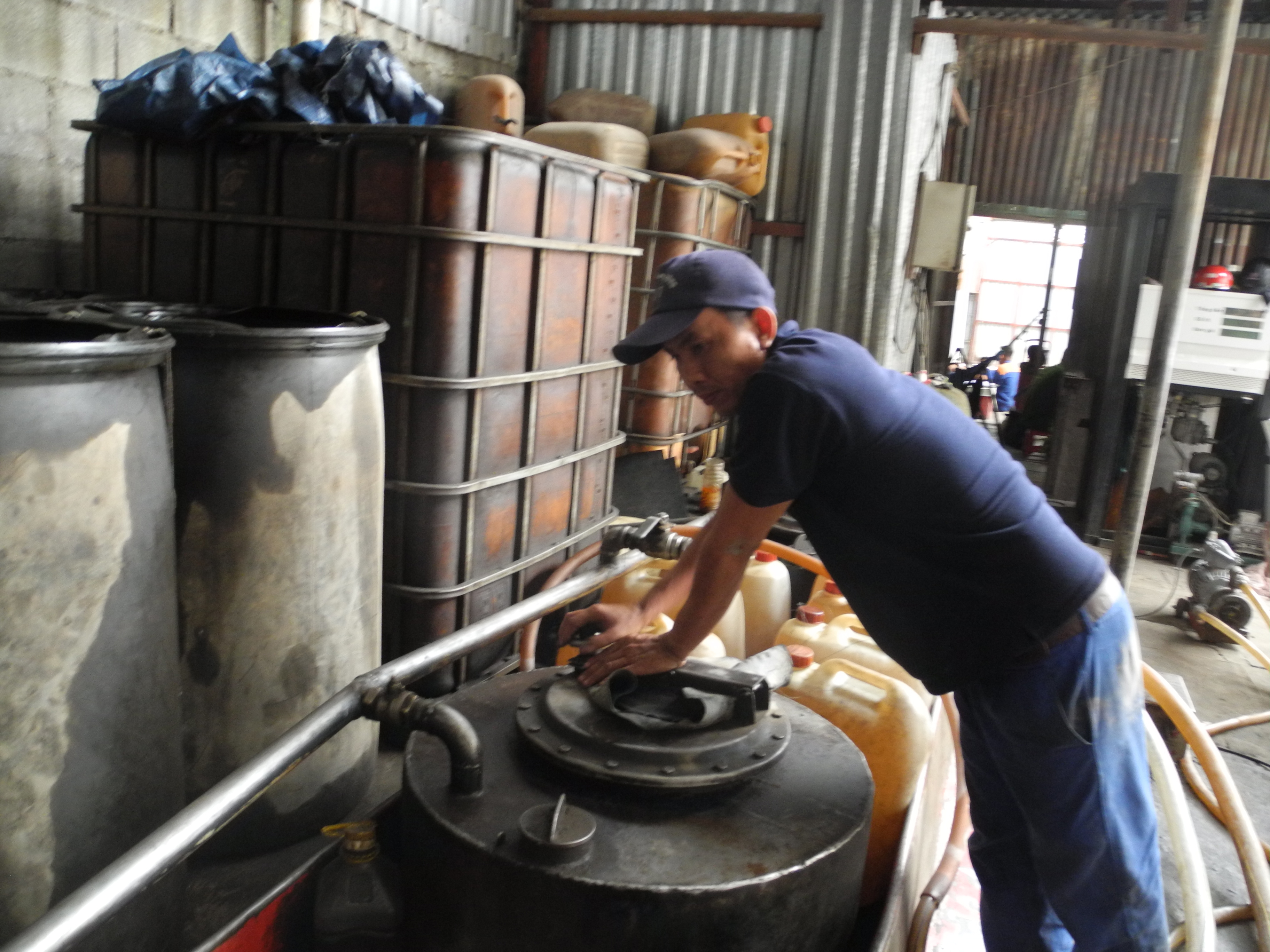 Triệt phá "ổ" rút ruột xăng dầu ở TP HCM