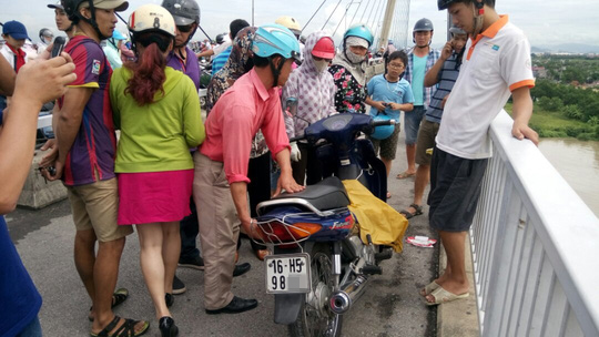 Người đàn ông đi xe máy lên cầu, nhảy sông tự vẫn