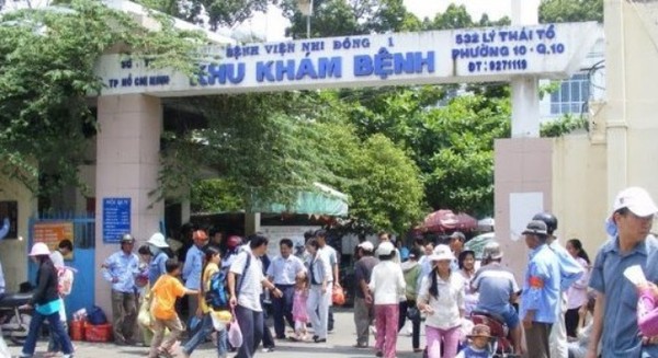 Cháu bé suýt thiệt mạng vì tự băng qua đường