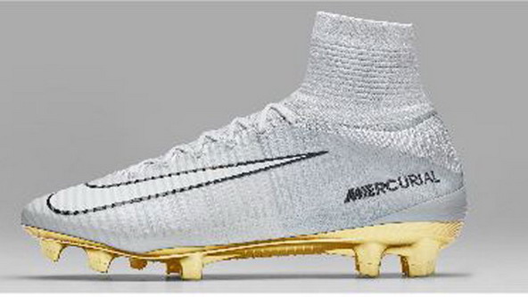 Nike đặt làm chiếc giày đặc biệt bằng vàng và bạc để tôn vinh Ronaldo nhân sự kiện này