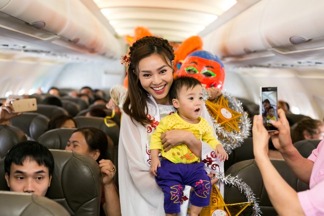 Diễn viên Ninh Dương Lan Ngọc trong vai chị Hằng Nga trên máy bay
