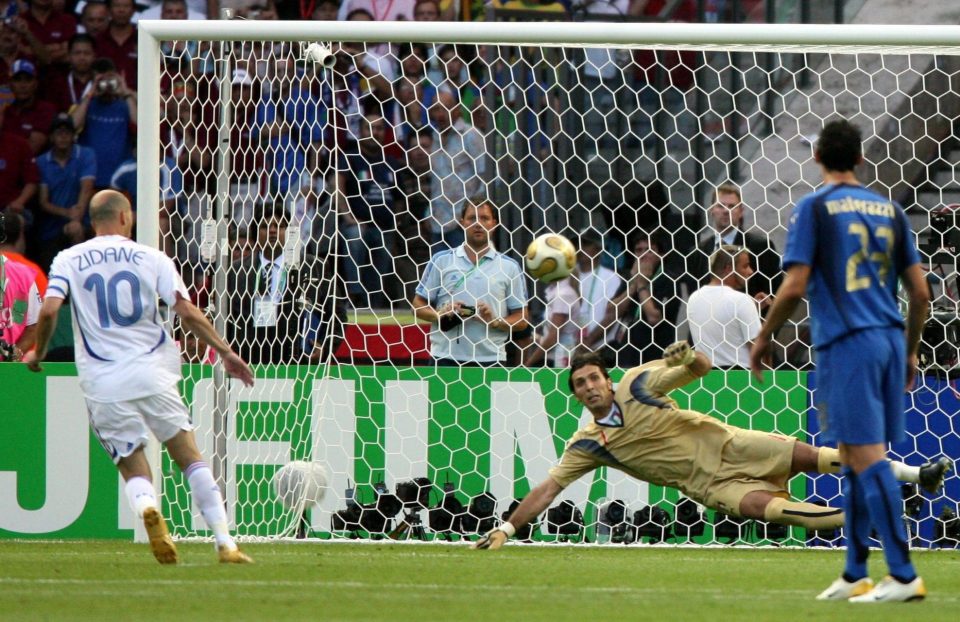 Con trai Zidane tái hiện cú panenka kinh điển của bố