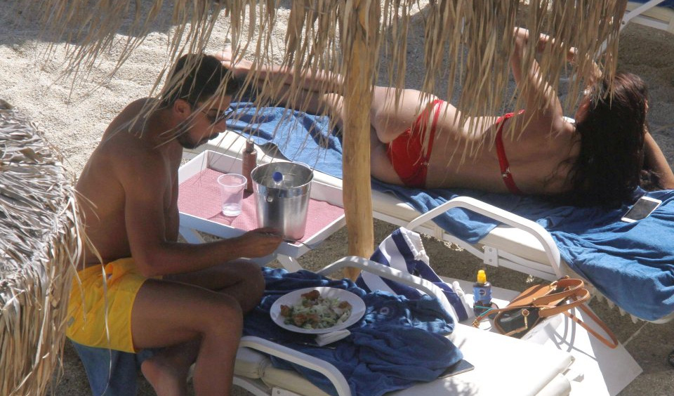 Khedira giải sầu bên siêu mẫu bikini nóng bỏng
