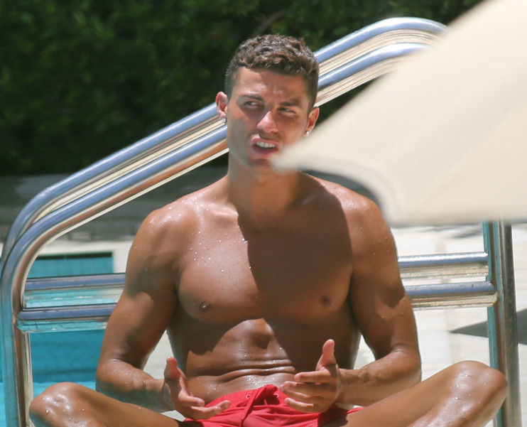 Ronaldo điệu đà sơn móng chân đi nghỉ mát
