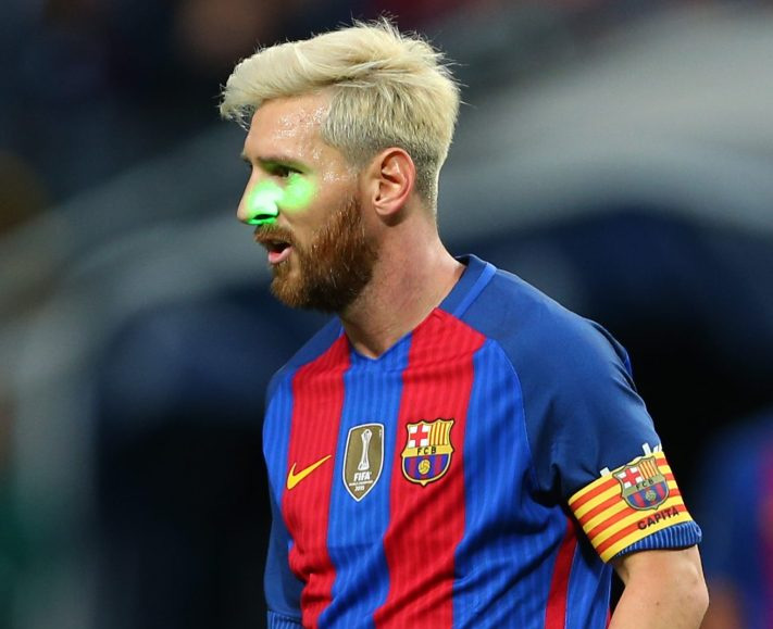 Fan cuồng hóa người nhện “tấn công” Messi