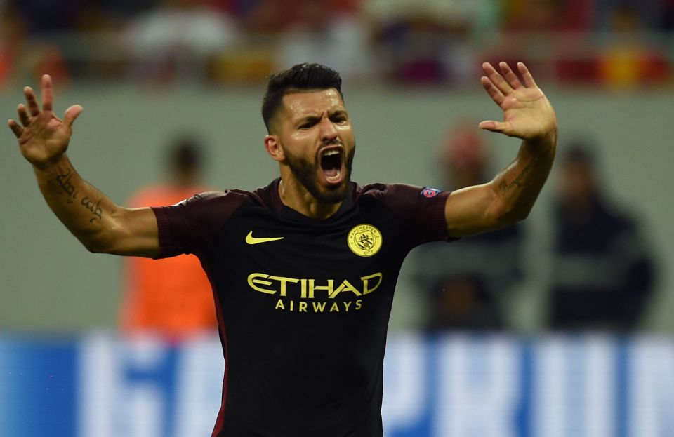 
Tiền đạo Aguero l&agrave; 1 trong 4 cầu thủ người Argentina

