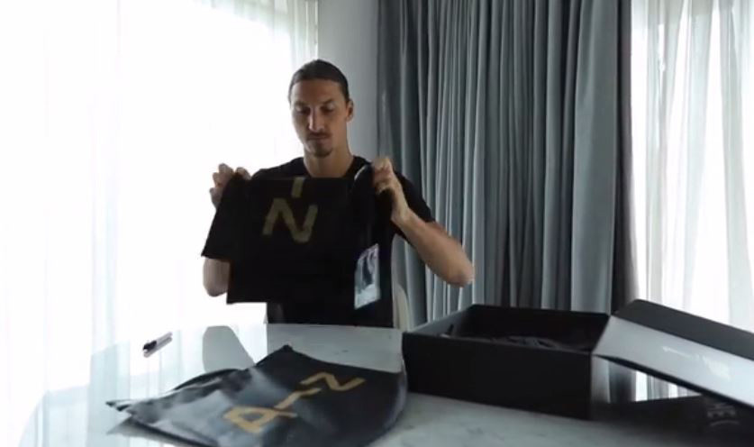 Ibrahimovic tặng quà khiêu chiến thủ môn Man City