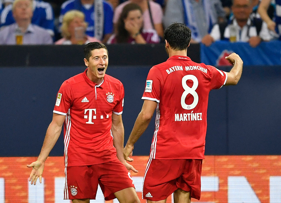 Lewandowski tỏa sáng, Bayern độc chiếm Bundesliga