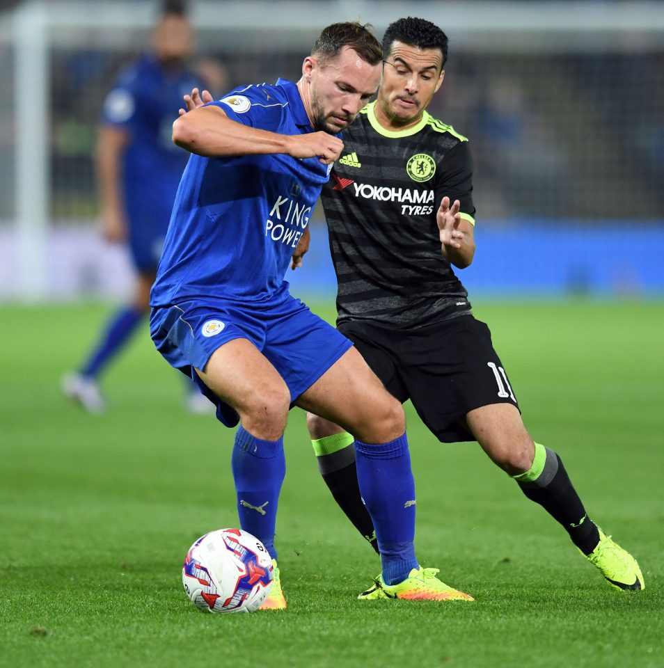 
Danny Drinkwater tranh b&oacute;ng với Pegro ở League Cup rạng s&aacute;ng 21--9
